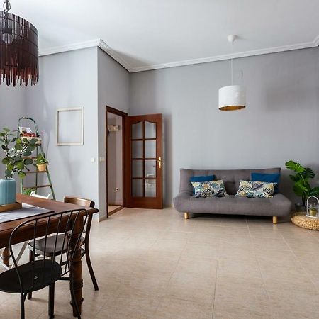 Serva La Bari Shared Apartment Севиля Екстериор снимка