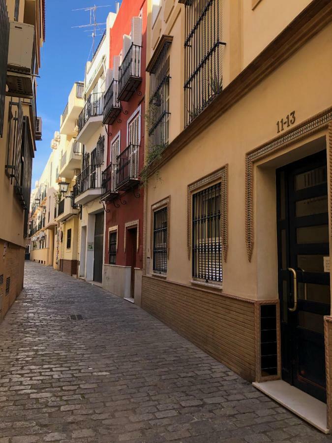 Serva La Bari Shared Apartment Севиля Екстериор снимка