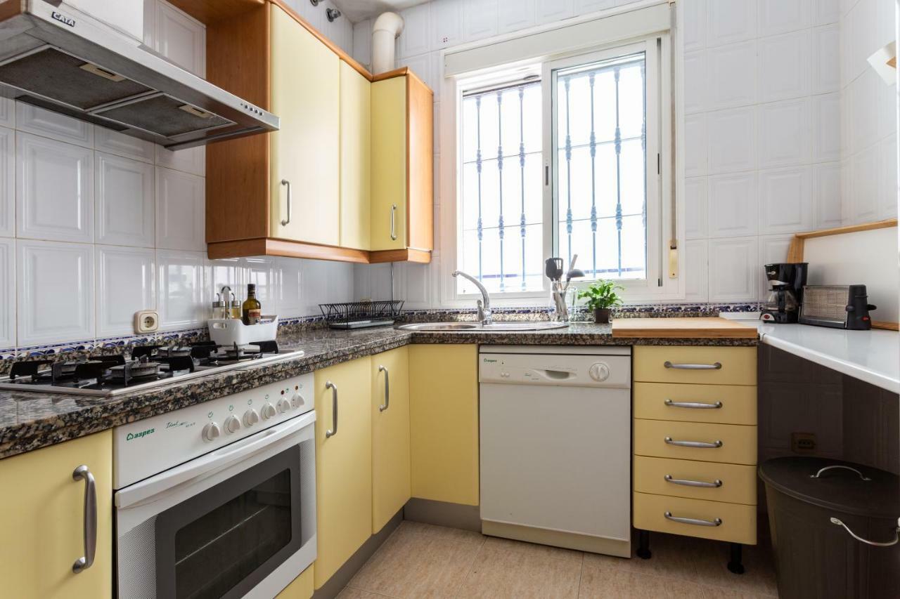 Serva La Bari Shared Apartment Севиля Екстериор снимка