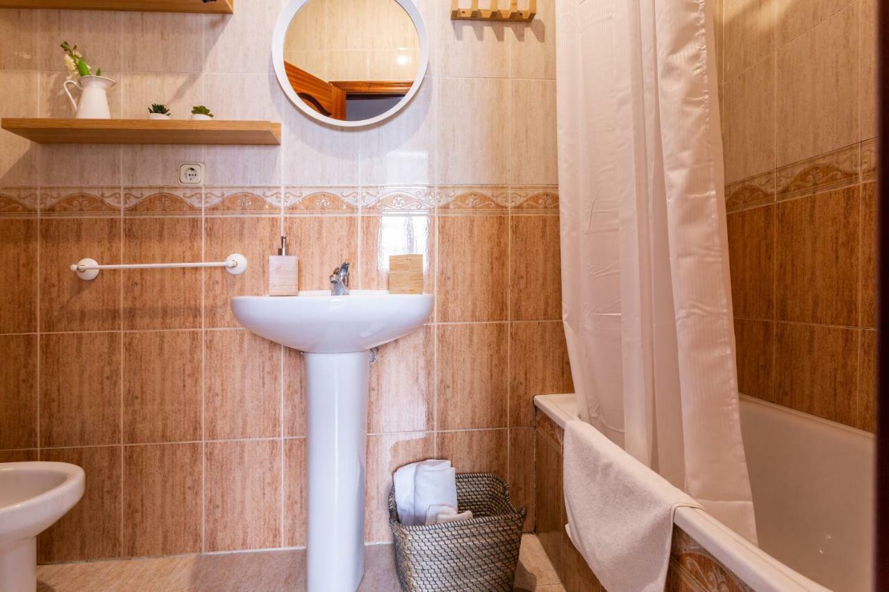 Serva La Bari Shared Apartment Севиля Екстериор снимка