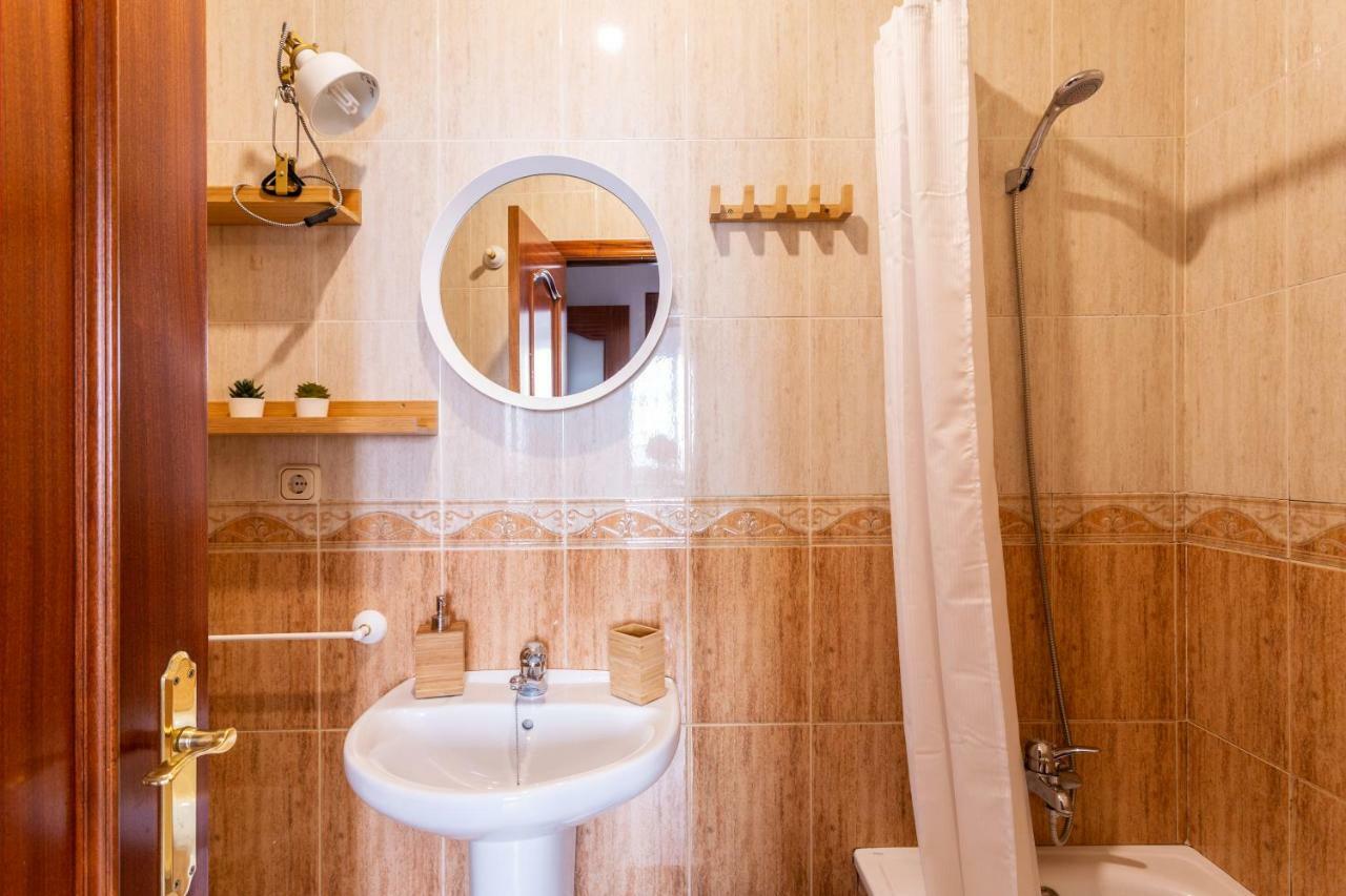 Serva La Bari Shared Apartment Севиля Екстериор снимка