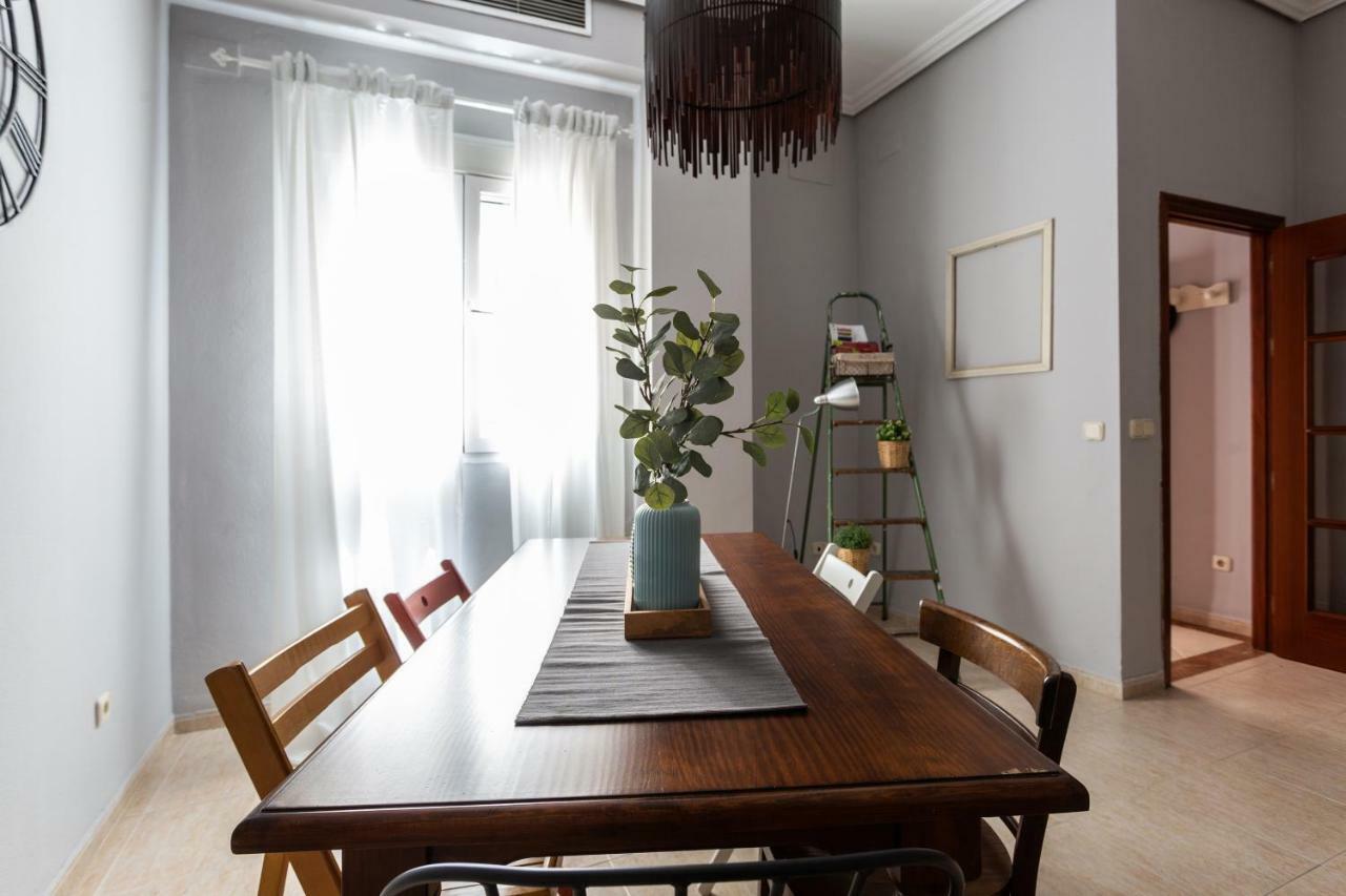 Serva La Bari Shared Apartment Севиля Екстериор снимка