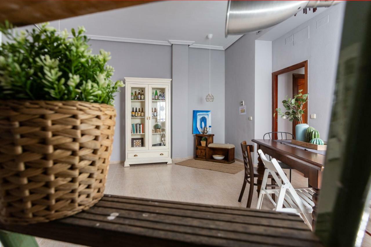 Serva La Bari Shared Apartment Севиля Екстериор снимка
