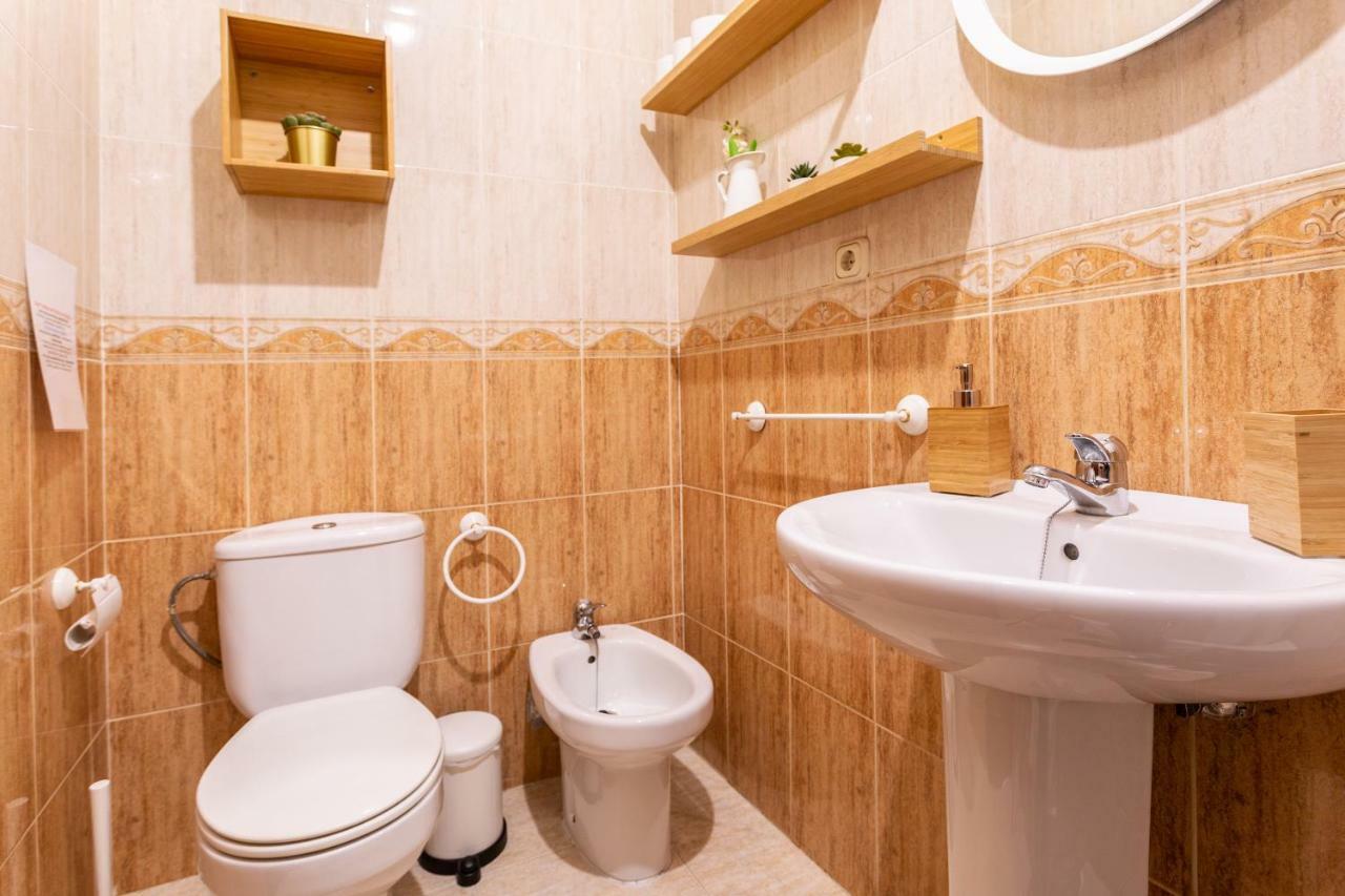 Serva La Bari Shared Apartment Севиля Екстериор снимка