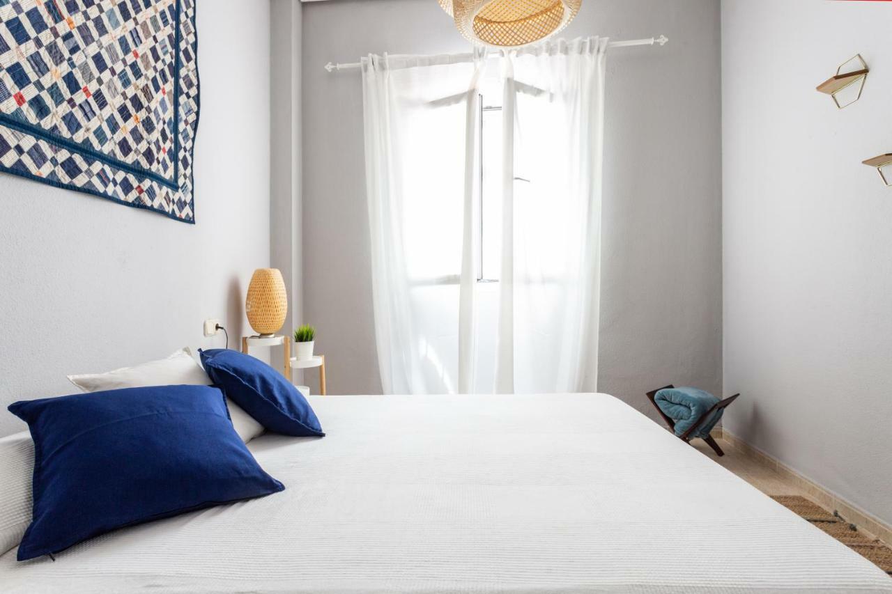 Serva La Bari Shared Apartment Севиля Екстериор снимка