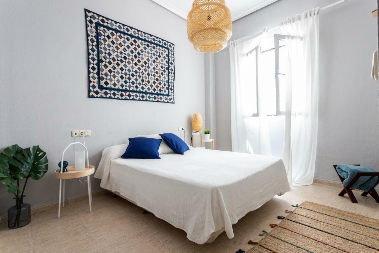 Serva La Bari Shared Apartment Севиля Екстериор снимка
