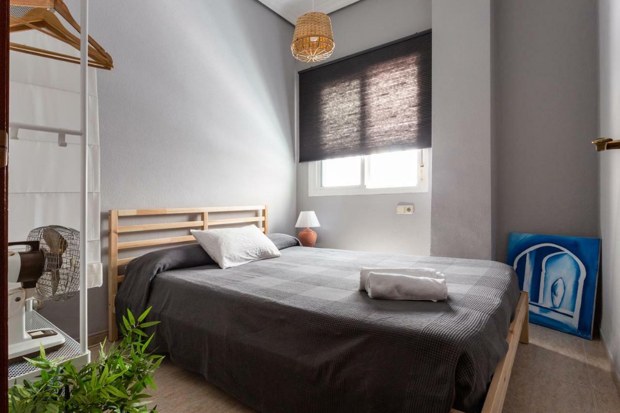 Serva La Bari Shared Apartment Севиля Екстериор снимка