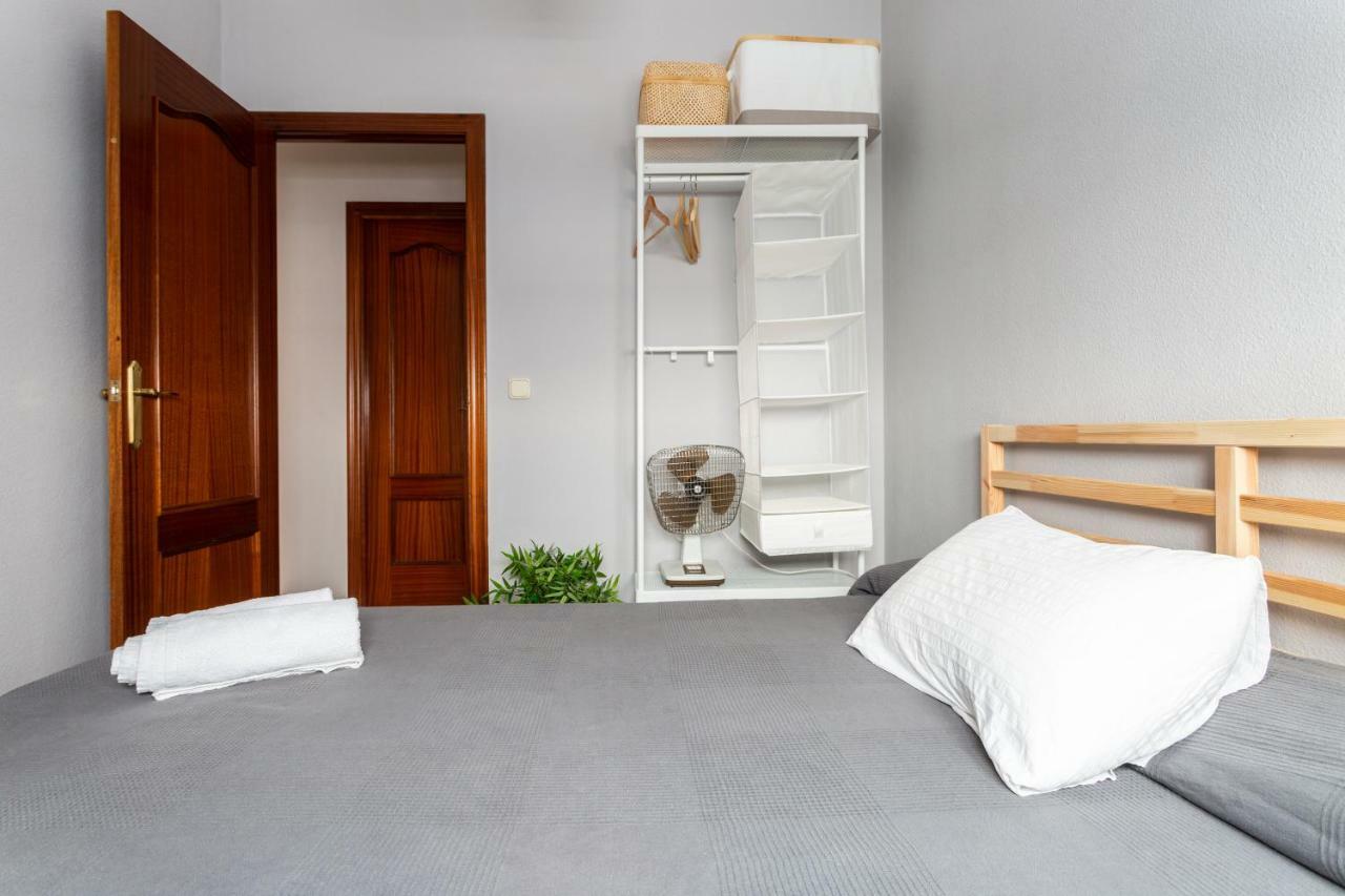 Serva La Bari Shared Apartment Севиля Екстериор снимка
