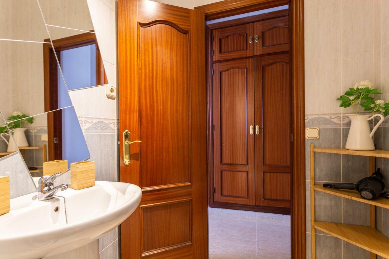 Serva La Bari Shared Apartment Севиля Екстериор снимка