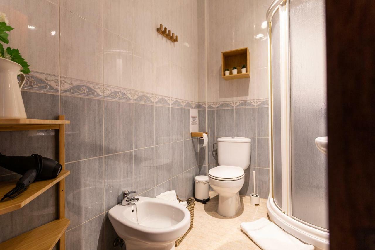 Serva La Bari Shared Apartment Севиля Екстериор снимка