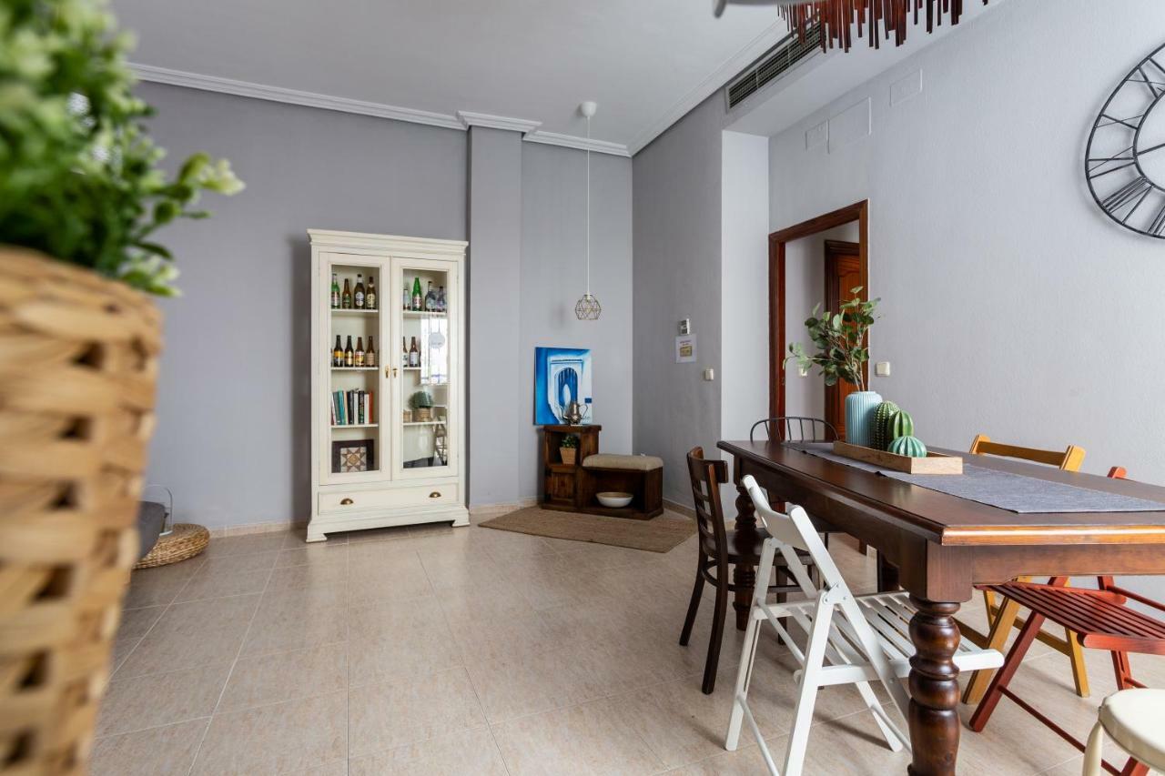 Serva La Bari Shared Apartment Севиля Екстериор снимка