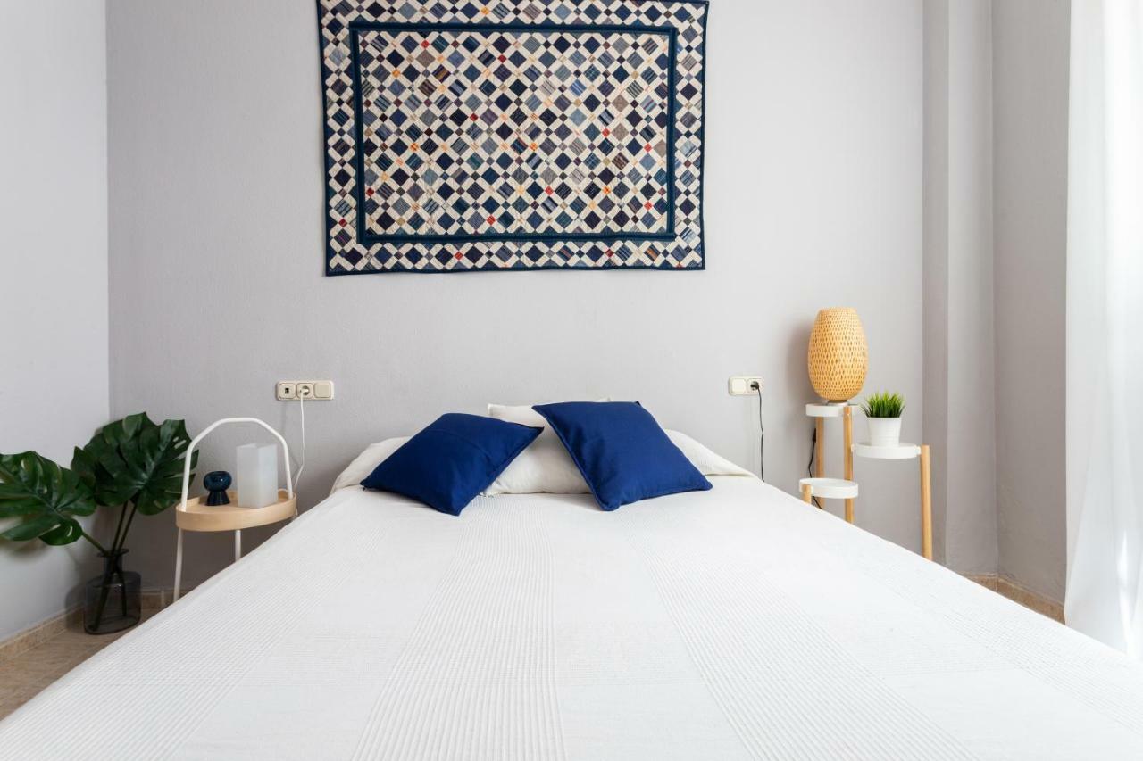 Serva La Bari Shared Apartment Севиля Екстериор снимка