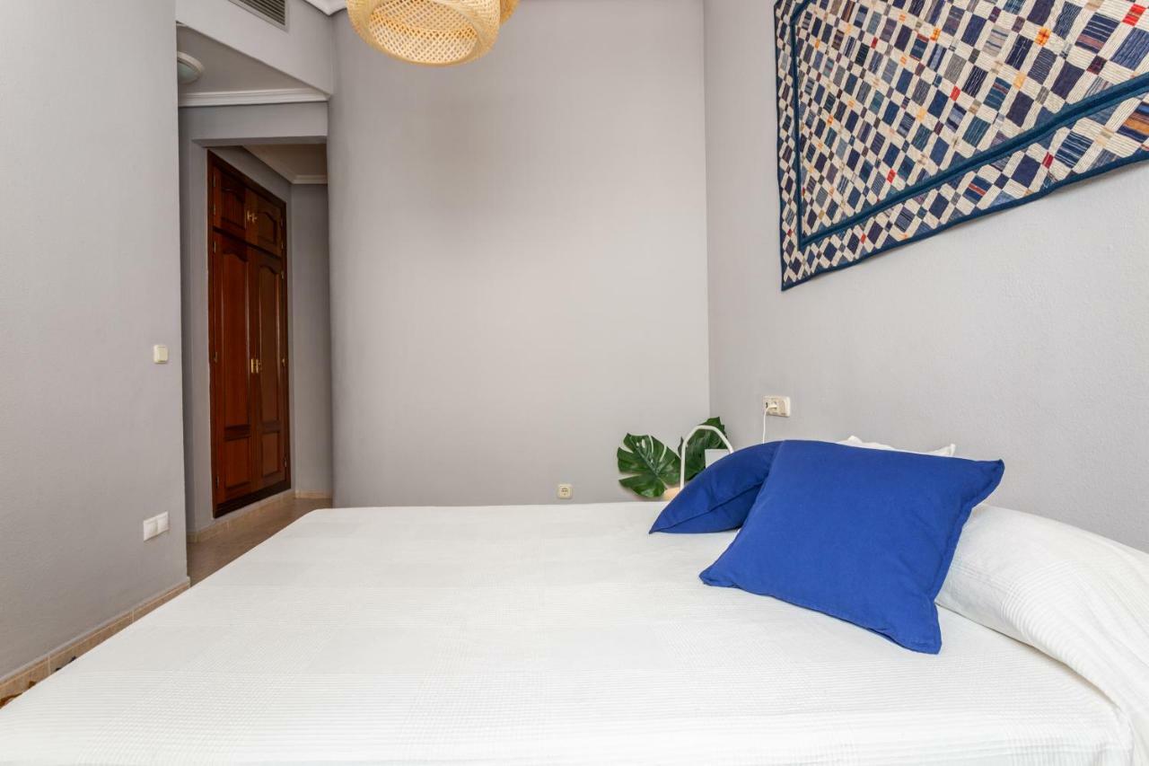 Serva La Bari Shared Apartment Севиля Екстериор снимка