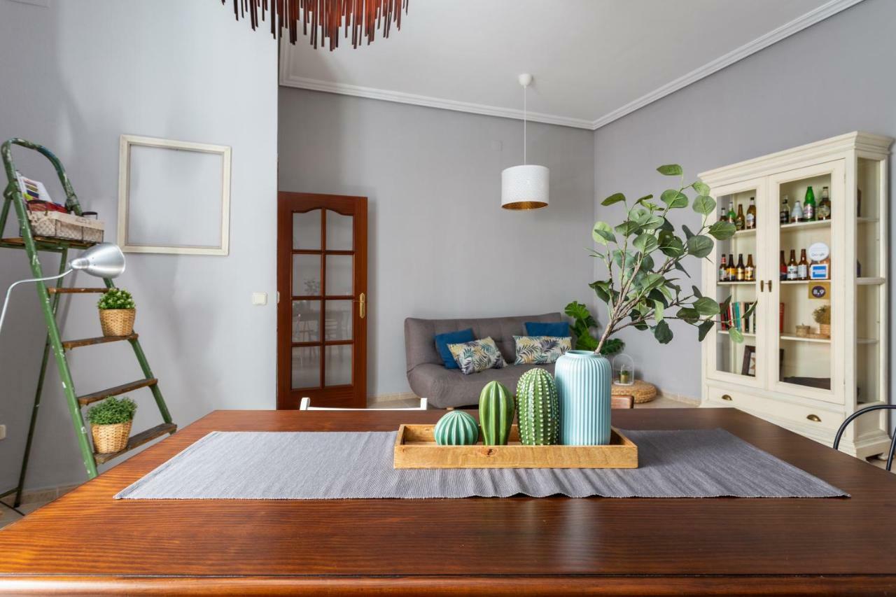 Serva La Bari Shared Apartment Севиля Екстериор снимка