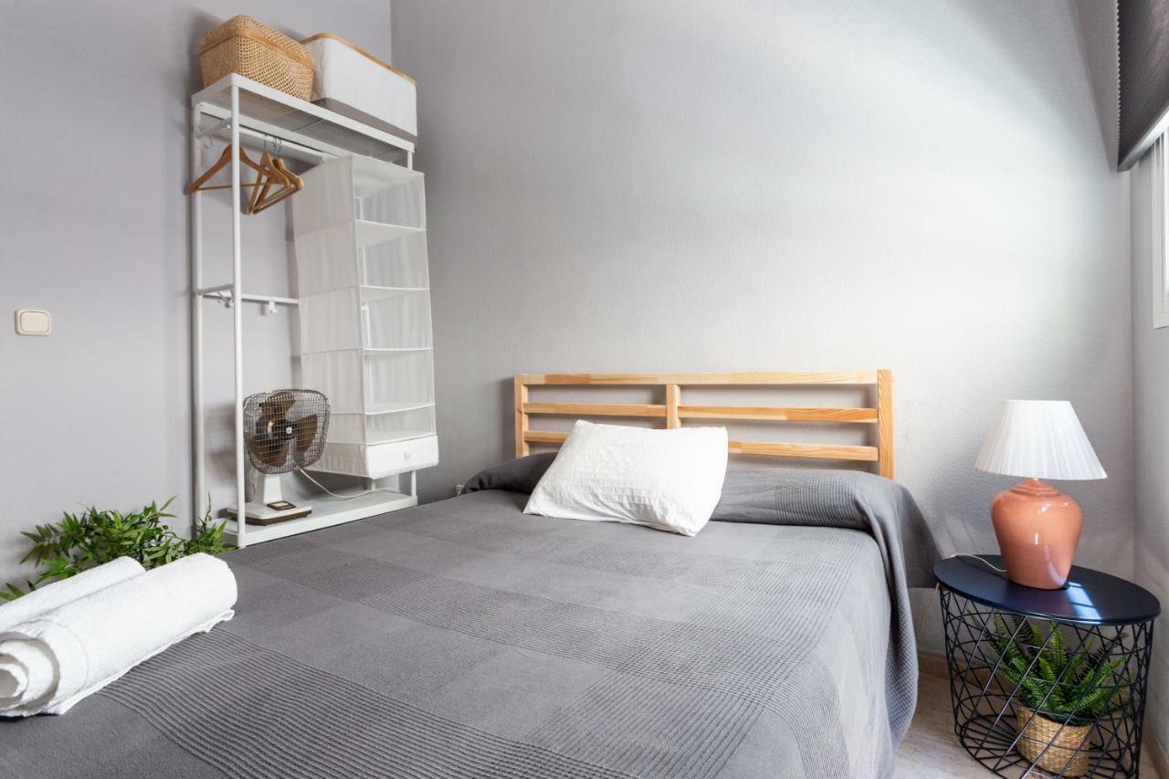 Serva La Bari Shared Apartment Севиля Екстериор снимка