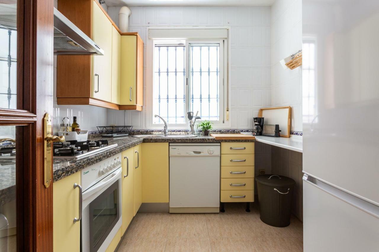 Serva La Bari Shared Apartment Севиля Екстериор снимка