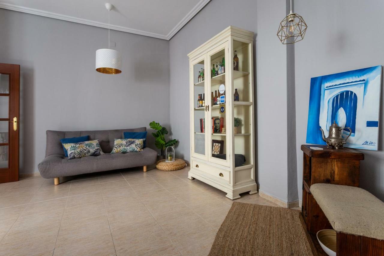 Serva La Bari Shared Apartment Севиля Екстериор снимка