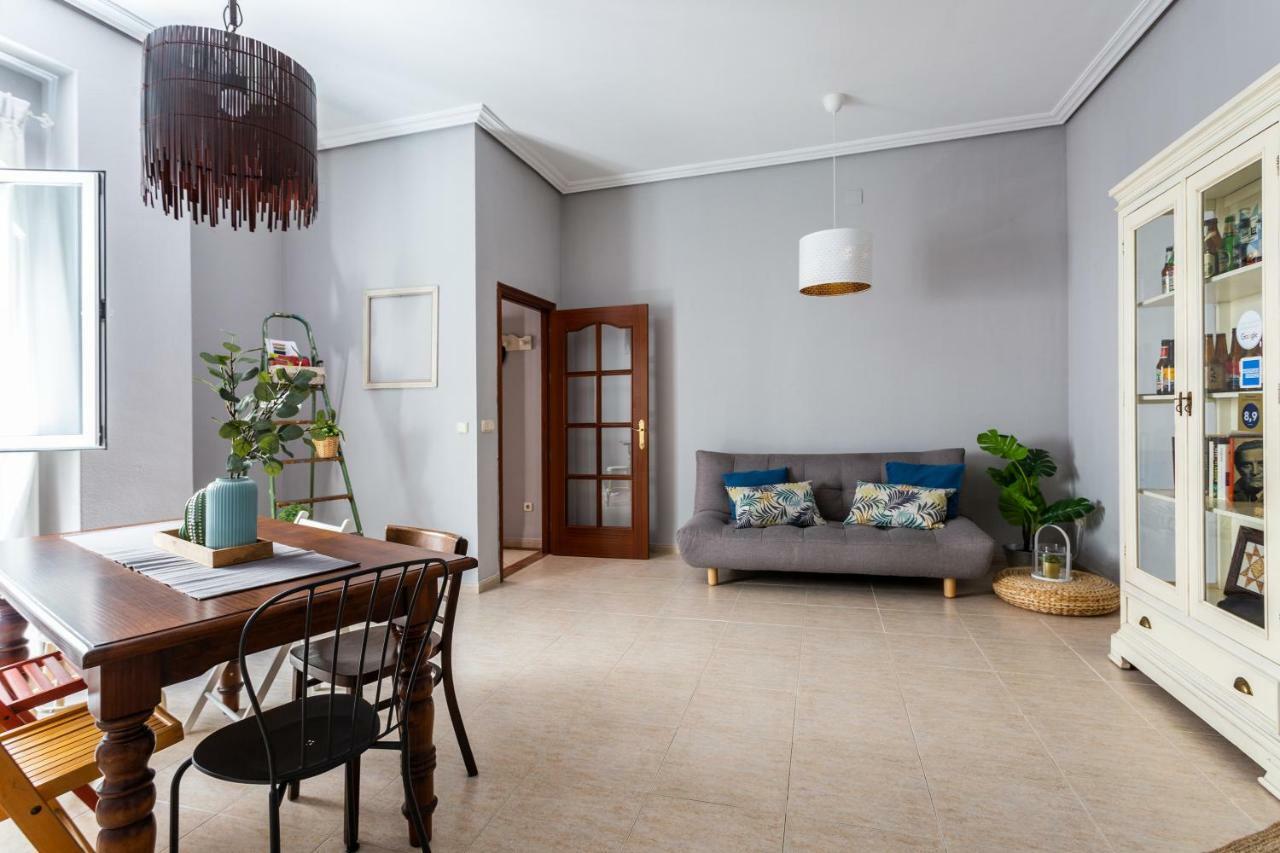 Serva La Bari Shared Apartment Севиля Екстериор снимка