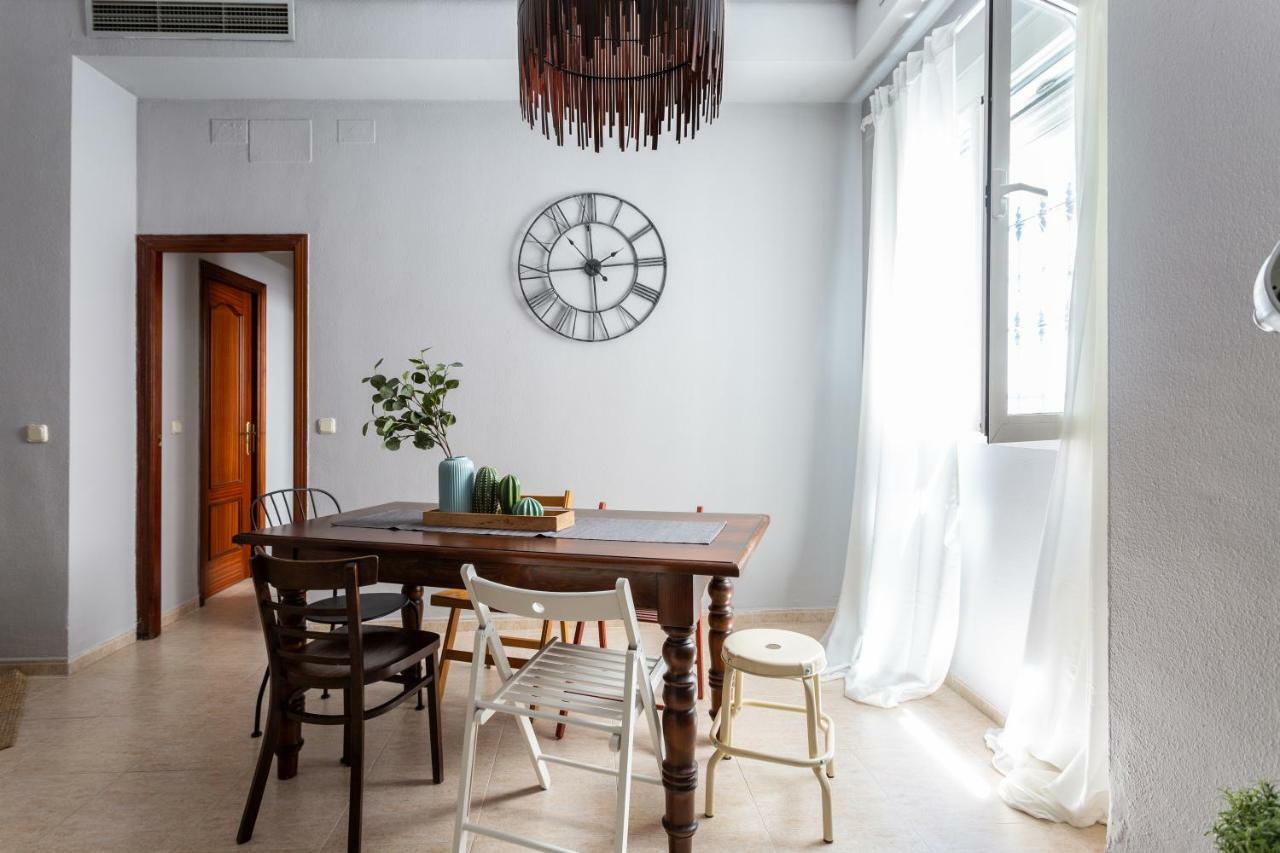 Serva La Bari Shared Apartment Севиля Екстериор снимка